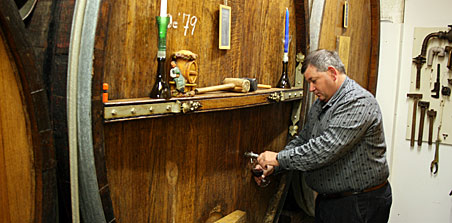 Bild: Patrick Consandier vor den Eichen-Fässern im Weinkeller